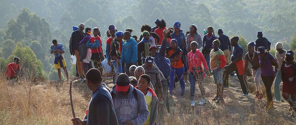 photo of a large group of youths together on a hike at Ekukhanyeni